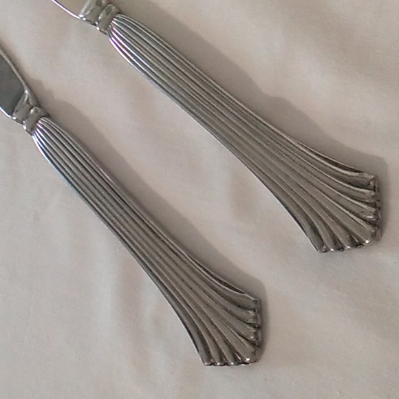 Rogers Co Drama 2 Dinner Knives Stainless Steel Flatware - Picture 3 of 6